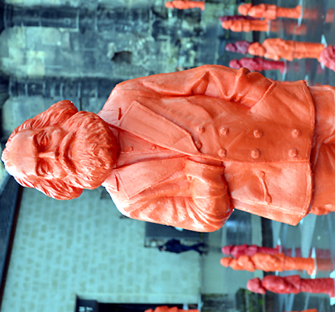 Ottnar Hörls rote Karl-Marx-Skulpturen setzten bereits 2013 vor der Porta Nigra Akzente. Foto: Archiv