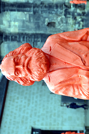 Ottnar Hörls rote Karl-Marx-Skulpturen setzten bereits 2013 vor der Porta Nigra Akzente. Foto: Archiv