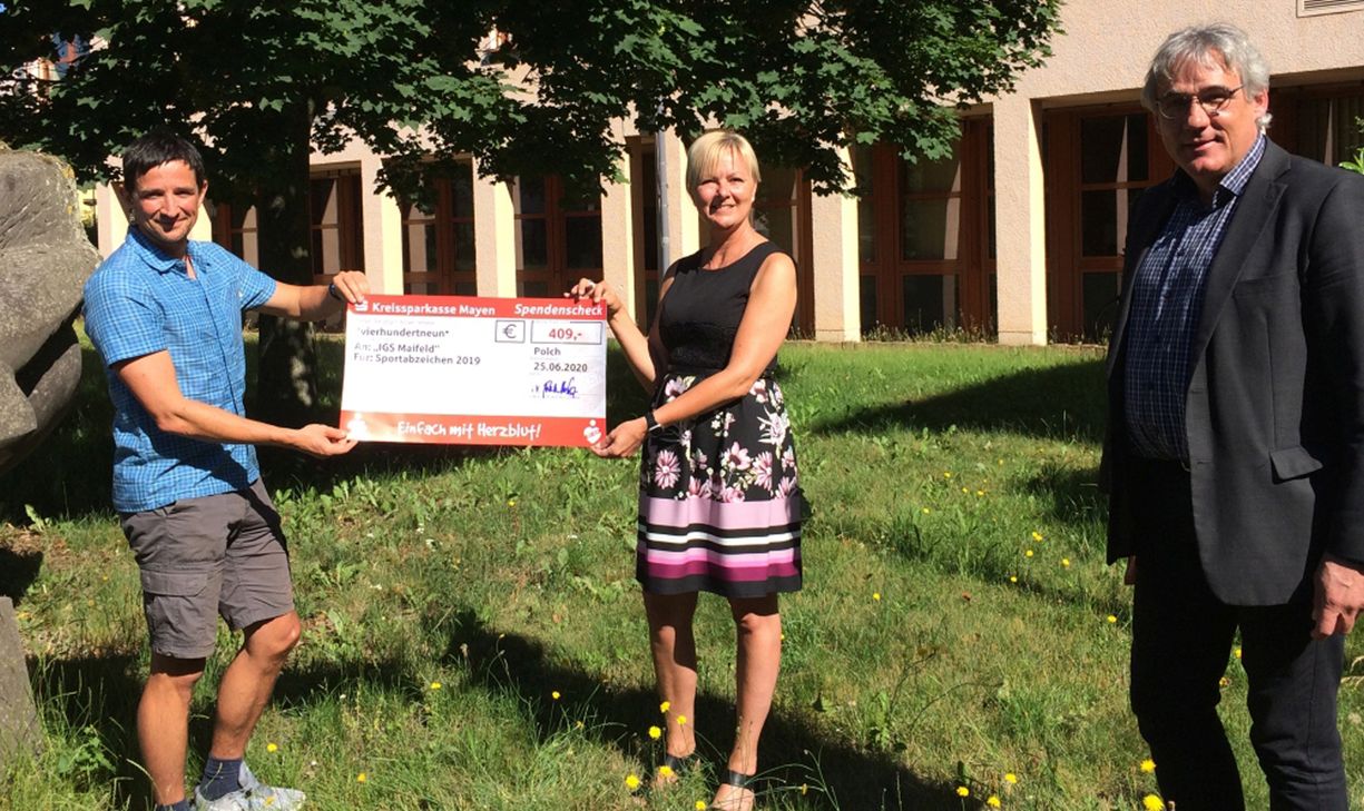 KSK-Beraterin Bianca Ackermann-Reichert (Mitte) übergab den symbolischen Spendenscheck an Schulleiter Malte Möbius (rechts) und Sportlehrer Thomas Strotzer. Foto: KSK