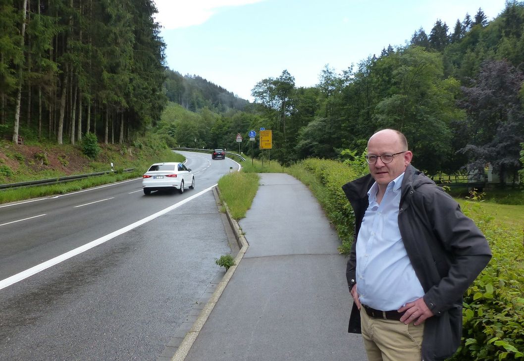 Der am Ortsausgang von Einruhr endende Fuß-/Radweg wird bis zum Abzweig nach Erkensruhr verlängert. Eine Vollsperrung war nur fünf Tage lang notwendig.
