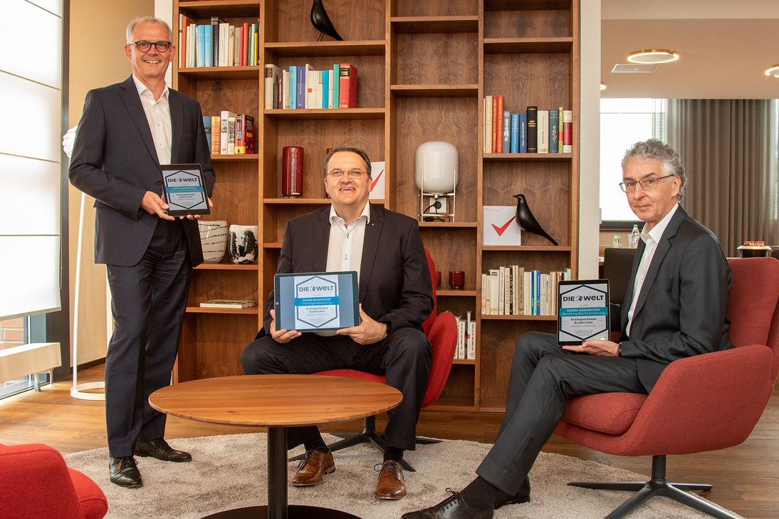 Den mehrfachen Sieg beim Test Euskirchener Kreditinstitute sehen die Vorstandsmitglieder der Kreissparkasse Euskirchen Holger Glück (v.l.), Udo Becker (Vorsitzender) und Hartmut Cremer als großes Lob für die Mitarbeiter. Bild: Tameer Gunnar Eden/Eifeler Presse Agentur/epa