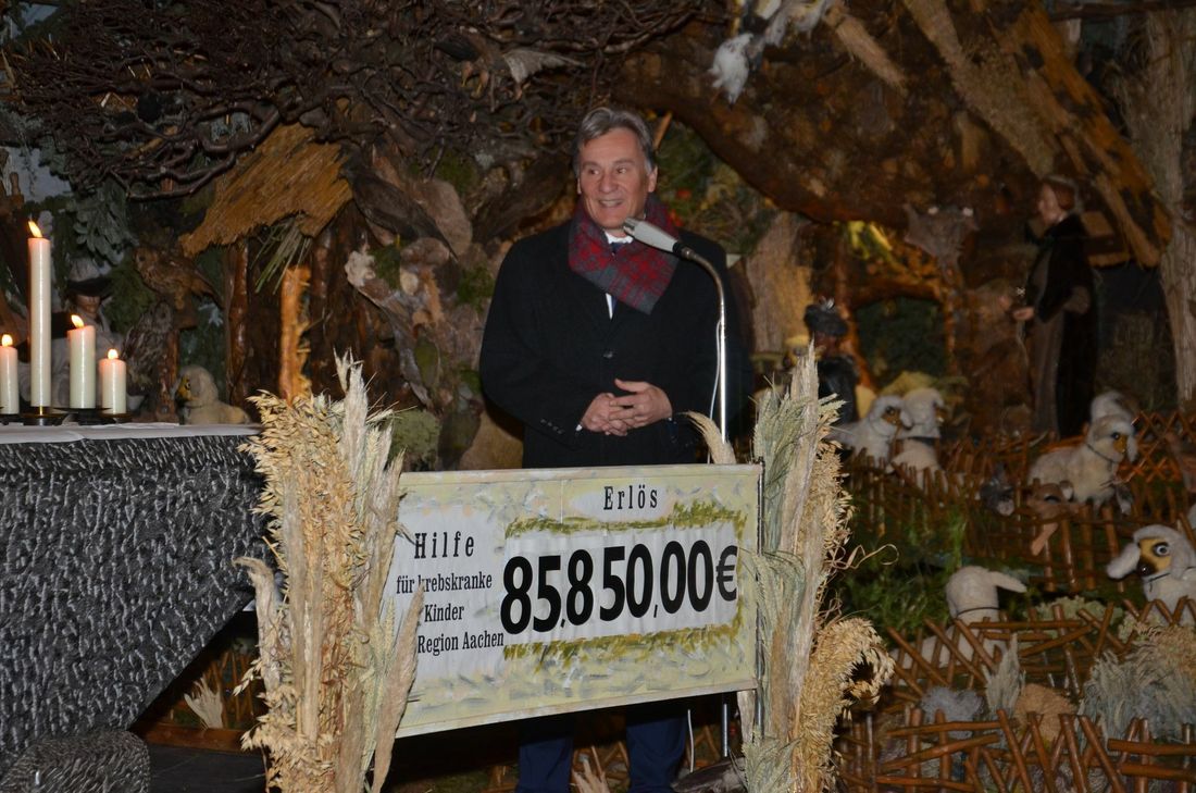 Prof. Dr. Udo Kontny bezeichnet die Spendenübergabe als weihnachtliche Bescherung. Foto: T. Förster