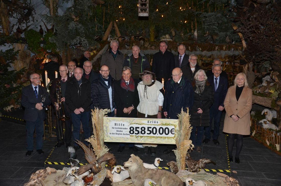 So fühlt er sich wohl: Der »Singende Hirte«, Reiner Jakobs, vor seiner Krippe, umgeben von seinen Helfern und Vertretern des Förderkreises »Krebskranke Kinder im Klinikum Aachen«, denen er eine neue Rekordsumme von 85.850 Euro übergeben konnte. Foto: T. Förster