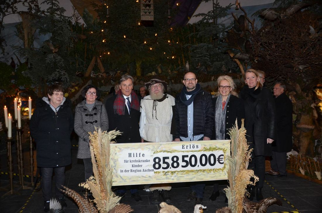 Der Förderkreis Hilfe für krebskranke Kinder e.V. umrahmt den Spender, Reiner Jakobs. Foto: T. Förster