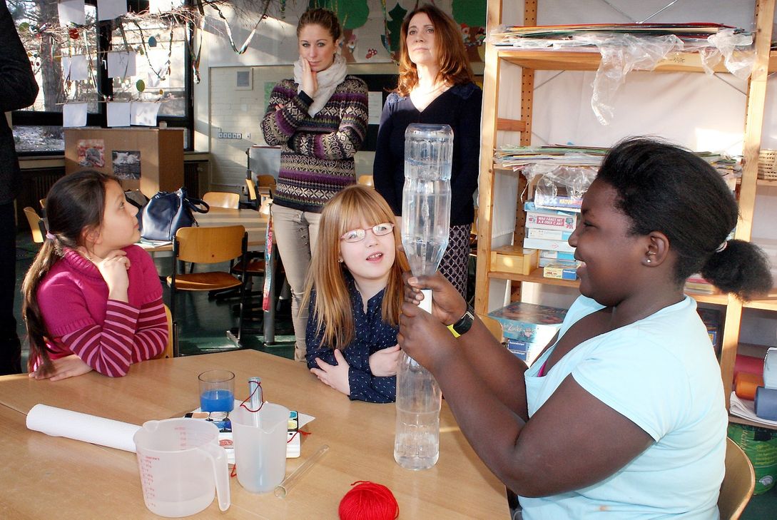 In der Forscher-AG in der Offenen Ganztagsschule der KGS Mechernich dürfen die Kinder experimentieren und forschen. So sollen sie neugierig darauf werden, ihre Umwelt zu entdecken.