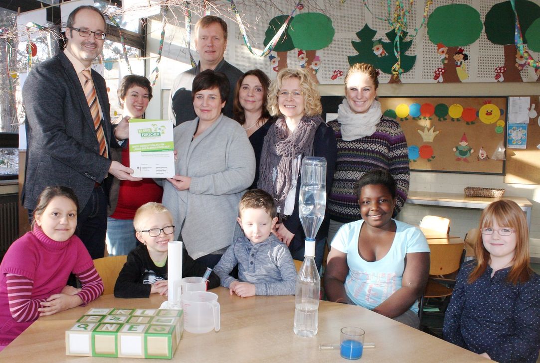 Rolf Klöcker (links), lokaler Netzwerkkoordinator im „Haus der kleinen Forscher“, überreichte die Plakette an das Team der Katholischen Grundschule Mechernich. Fotos: Steffi Tucholke/pp/Agentur ProfiPress