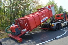 Auch Großtanks sind im Einsatz. Die Strecke zwischen Biebern und Nannhausen ist aktuell nicht passierbar. (Fotos: Bender)