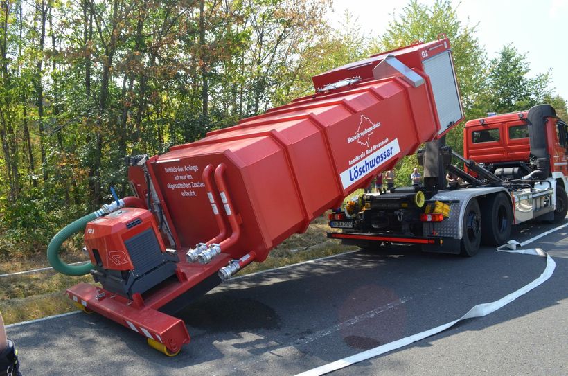 Auch Großtanks sind im Einsatz. Die Strecke zwischen Biebern und Nannhausen ist aktuell nicht passierbar. (Fotos: Bender)