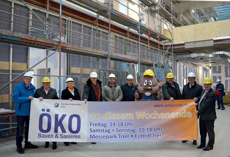 Pressetermin im neuen, noch nicht ganz fertigen Berufsbildungs- und Technologiezentrum  der Handwerkskammer Trier, v.l.: Torsten Kaiser (HWK), Johann Meyer (SWT), Rosita Klein (RWE), Axel Bettendorf (Hauptgeschäftsführer HWK), Michael Eschle (Obermeister der Maler- und Lackierer-Innung Trier-Saarburg), Johann-Peter Muhlbach (Obermeister der Steinmetz- und Bildhauer-Innung), HWK-Maskottchen Donny Dämmer, Dirk Heckmann (SWT), Alfons Jochem (Volksbank Trier) und Dr. Matthias Schwalbach (HWK- Geschäftsführer).Foto: Kreller