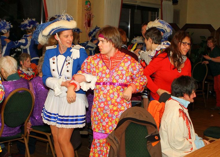 Der Höhepunkt des karnevalistischen Nachmittages war die Polonäse der Tanzgarde mit den Besuchern. Foto: Paul Düster