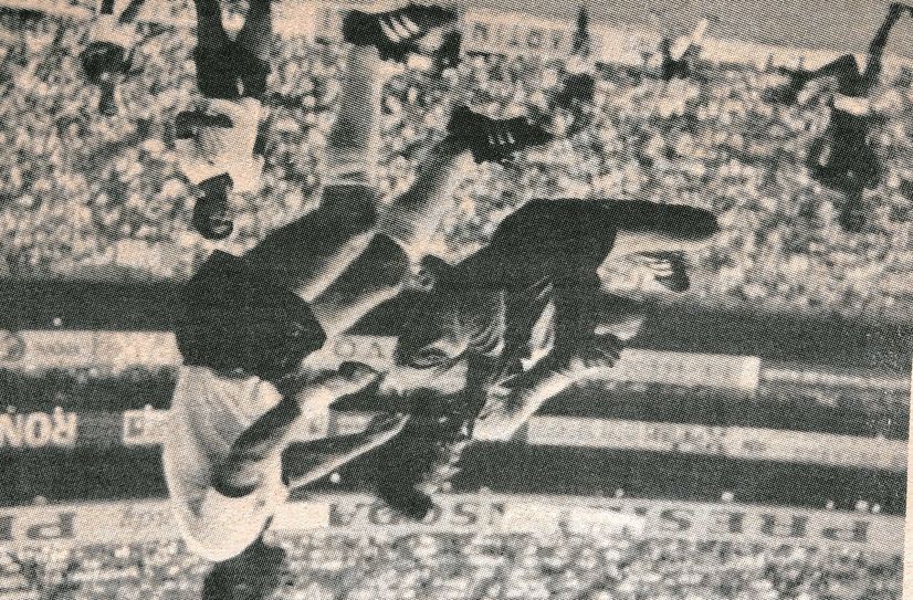 Ein Schnappschuss im Nationaldress kündigte Uwe Seelers Gastspiel in Konzen im WochenSpiegel an. Unten die Traditionself (Seeler 2.v.l.), die beim TV Konzen antrat und 5:2 siegte.