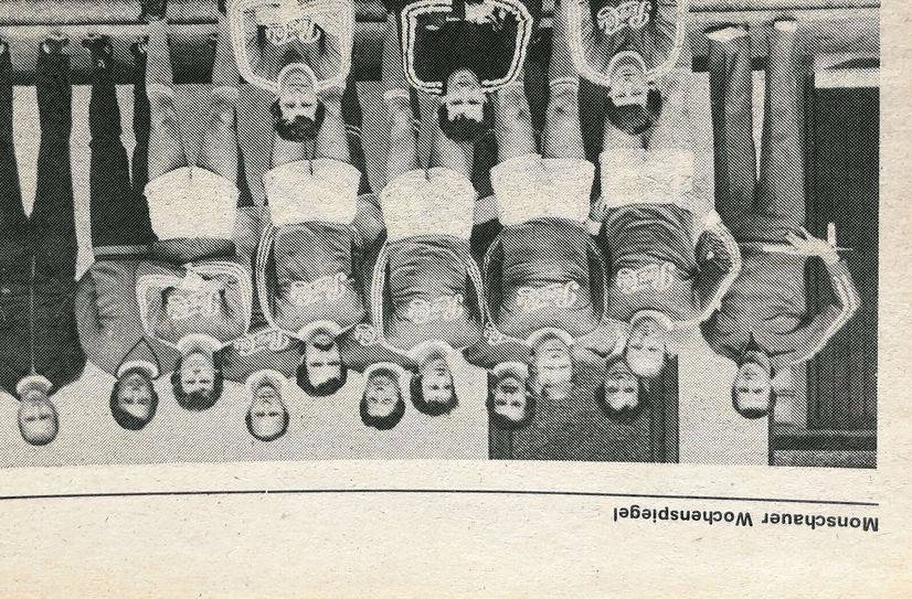 Ein Schnappschuss im Nationaldress kündigte Uwe Seelers Gastspiel in Konzen im WochenSpiegel an. Unten die Traditionself (Seeler 2.v.l.), die beim TV Konzen antrat und 5:2 siegte.