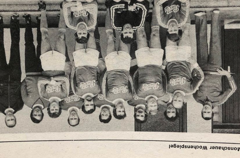 Ein Schnappschuss im Nationaldress kündigte Uwe Seelers Gastspiel in Konzen im WochenSpiegel an. Unten die Traditionself (Seeler 2.v.l.), die beim TV Konzen antrat und 5:2 siegte.