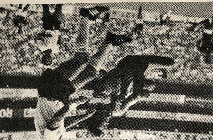 Ein Schnappschuss im Nationaldress kündigte Uwe Seelers Gastspiel in Konzen im WochenSpiegel an. Unten die Traditionself (Seeler 2.v.l.), die beim TV Konzen antrat und 5:2 siegte.