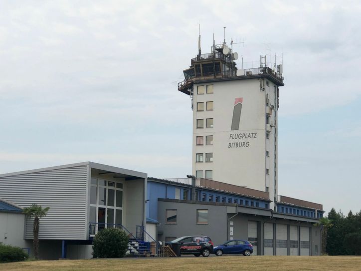 Der Bund hat den Auftrag zur Planung der Sanierung PFC-belasteten Erdreichs im Gewerbegebiet Flugplatz Bitburg vergeben. Foto: S. Schönhofen