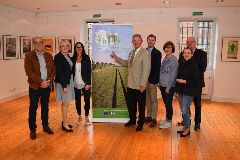 Gemeinsam präsentierten (v.li.) Zülpichs Bürgermeister Ulf Hürtgen, Carla Neisse-Hommelsheim (LAG- Zülpicher Börde), Hand-Gerd Dick (Projektleiter), Albert Bergmann (LAG- Zülpicher Börde) und Sebastian Duif (Leader-Regionalmanager) in Lövenich eine der ersten Ortsidentitätstafeln. Foto: Scholl