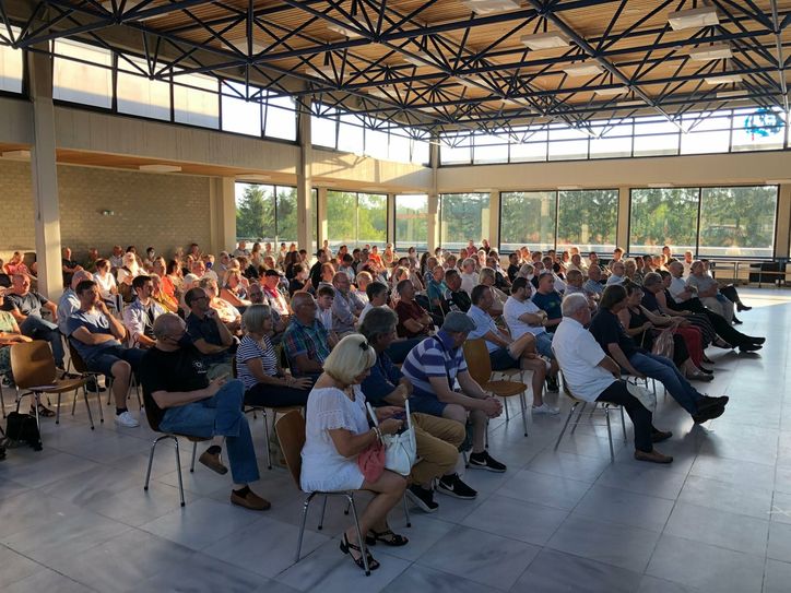 Rund 150 Anwohner, Gewerbetreibende und interessierte Bürger diskutierten über die Zukunft des Monschauer Weihnachtsmarktes. Ein abgespecktes Angebot werden nun Experten und Freiwillige erwarbeiten.