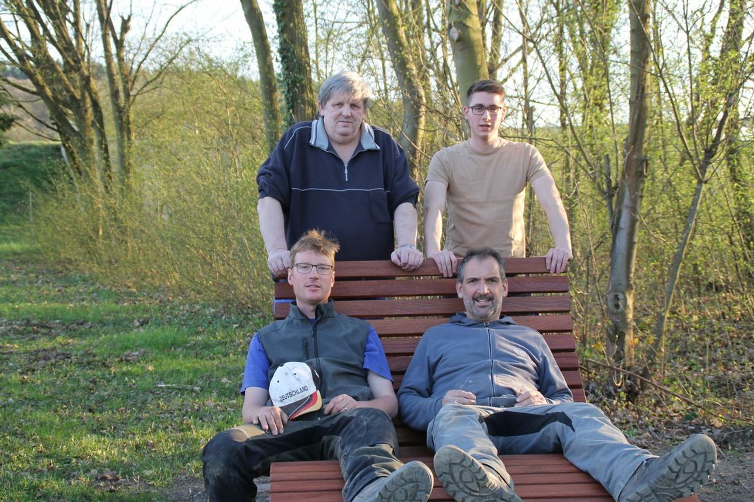 Mitglieder des Heimatvereins beim Ausprobieren einer Sinnesbank