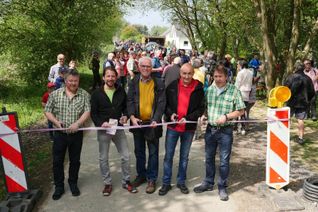 Beim Banddurchschnitt (v.l.): Klemens Müller (Beigeordneter Lingerhahn), Peter Unkel (Bürgermeister VG Emmelshausen), Dietmar Tuldi (Beigeordneter Rhein-Hunsrück-Kreis), Thomas Stroschein (Ortsbürgermeister Hausbay) und Peter Hammes (Ortsbürgermeister Pfalzfeld).