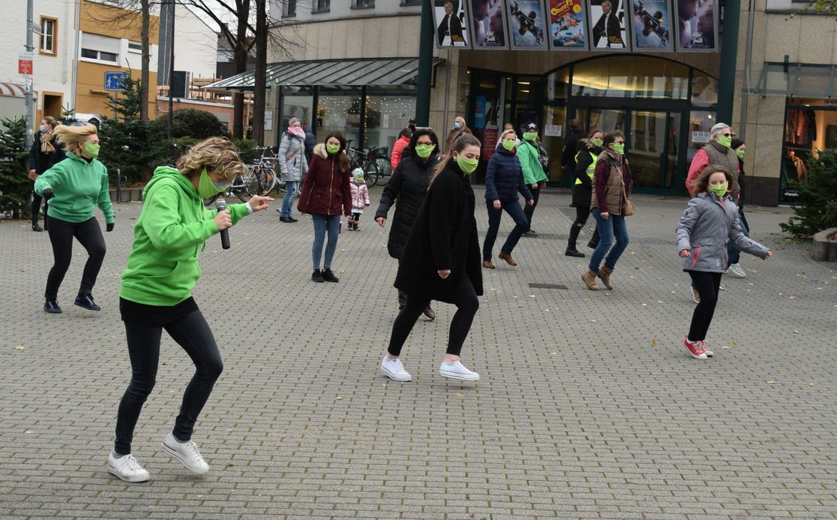 Tanzlehrerin und Tanzschulinhaberin Andrea van Ommen setzte gemeinsam mit anderen Tanzbegeisterten ein Zeichen und machte auch die prekäre Situation von Tanzschulen während des Lockdowns aufmerksam. Foto: Scholl