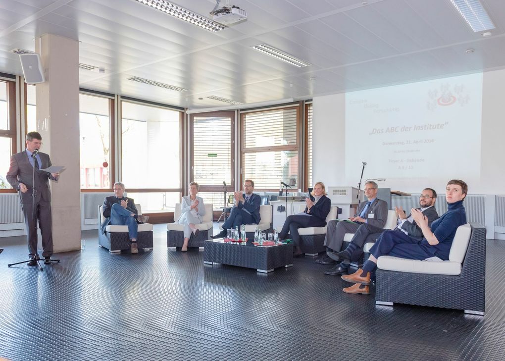 Bei dem auf Initiative von Universitätspräsident Prof. Dr. Michael Jäckel (links) ins Leben gerufenen Forum "Campus Dialog Forschung" stellten Vertreter von sechs Instituten unter Moderation von Prof. Dr. Ulrike Gehring (Bildmitte) ihre Forschungseinrichtungen vor. Foto: Sheila Werner