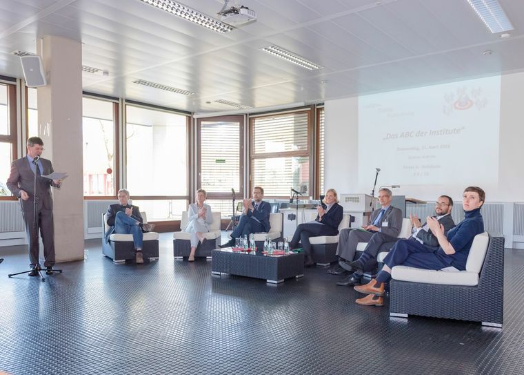 Bei dem auf Initiative von Universitätspräsident Prof. Dr. Michael Jäckel (links) ins Leben gerufenen Forum "Campus Dialog Forschung" stellten Vertreter von sechs Instituten unter Moderation von Prof. Dr. Ulrike Gehring (Bildmitte) ihre Forschungseinrichtungen vor. Foto: Sheila Werner