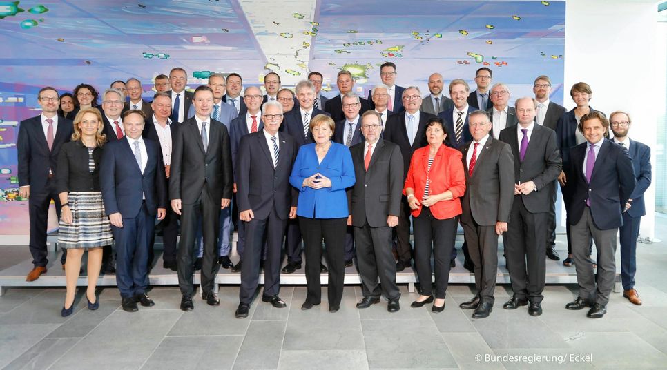 Am zweiten Tag ihrer diesjährigen NRW-Landrätekonferenz trafen sich die Teilnehmer mit Bundeskanzlerin Dr. Angela Merkel. Foto: ©Bundesregierung/Eckel