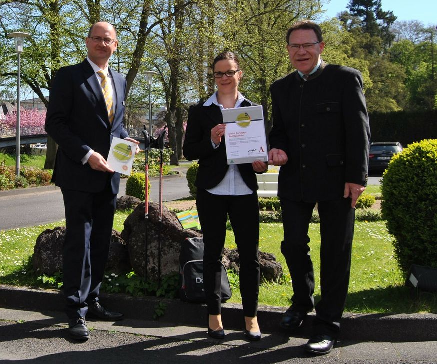 Frank Schönherr, Nicole Behr und Heinz Schönewald bei der Übergabe der Urkunde für das Dorint-Hotel.