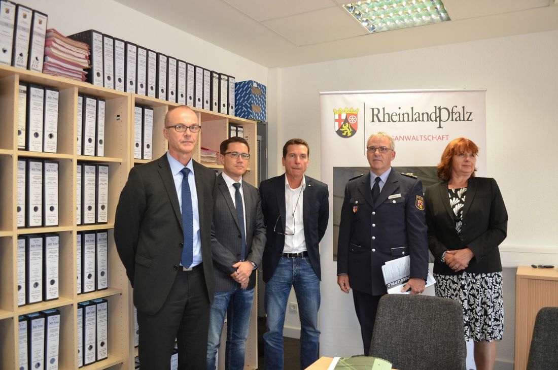 Leitender Oberstaatsanwalt Peter Fritzen, Staatsanwalt Dr. Eric Samel, Christian Soulier (Kripo), Polizeidirektor Franz-Dieter Ankner und die Leiterin der Kriminaldirektion Trier, Brigitte Nilges. Dahinter die Akten, die sich mit dem Fall beschäftigen. Foto: JU