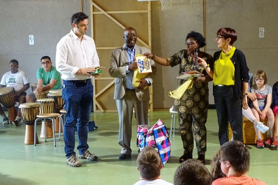 Eine Abordnung der Partnerschule aus Ruanda besuchte die St. Martin Schule in Bitburg. Foto: Schule
