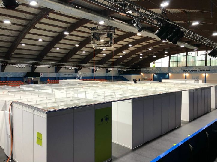 Das Impfzentrum in der Aachener Eissporthalle öffnet am kommenden Montag - jeder zu Impfende braucht einen Termin!