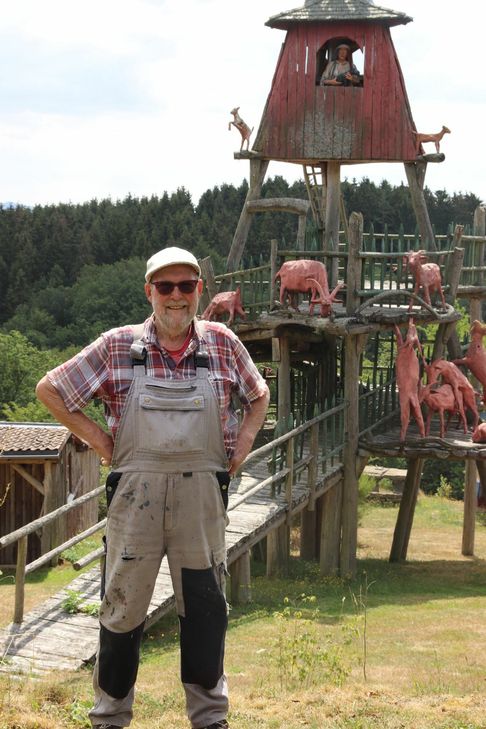 Paul Greven inmitten seiner Kunstwerke im Kunsthof in Honerath. Foto: Nolden