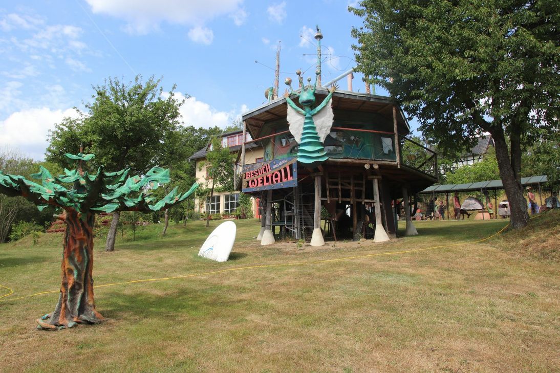 „Besuch aus dem Weltall“ ist in Honerath hinter dem Bauernhof der Grevens gelandet. Foto: Nolden