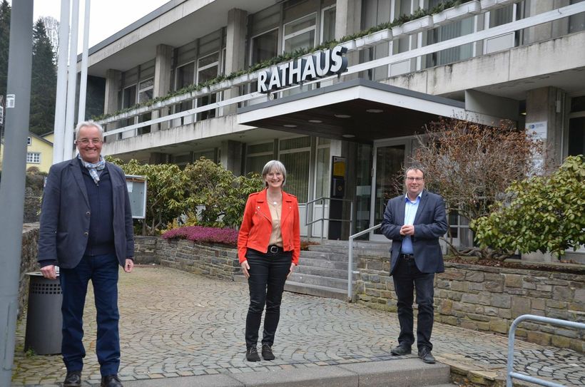 Der Bundestagsabgeordnete Oliver Krischer (Bündnis´90/Die Grünen) besuchte Monschaus Bürgermeisterin Silvia Mertens und Werner Krickel (grüner Fraktionsvorsitzender in Stadtrat und Städteregionstag), um sich ein Bild von den Projekten und Problemen vor Ort zu machen. Foto: T. Förster