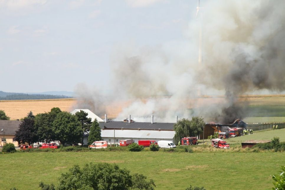 In Gilzem (Eifelkreis Bitburg-Prüm) ist am Sonntagmittag ein Hühnerstall abgebrannt. Für die umliegenden Feuerwehren Großalarm ausgelöst. Bereits am Freitag hatte es in Gilzem gebrannt. Foto/Video: Agentur Siko