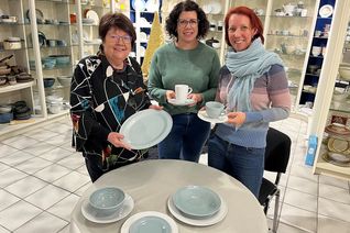Judith Leiße (rechts), Pflegerische Leitung im Aenne Wimmers Hospiz, freut sich zusammen mit Mitarbeiterin Barbara Schommer (Mitte) über die großzügige Sachspende, übergeben von Hildegard Kaefer (links), Geschäftsinhaberin des Porzellanhauses Kaefer in Sohren.