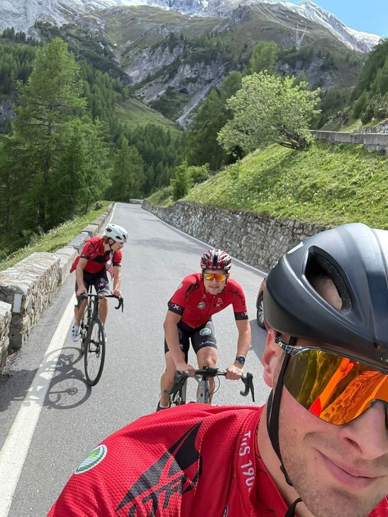 Die drei Freunde Niklas Scheld, Florian Scory und Niels Wiegner stellten sich am Stilfser Joch ihrer bis dato wohl härtesten Challenge - dem Eversting. Bei der Probefahrt schien noch die Sonne.