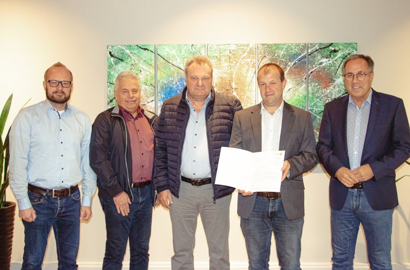 Landrat Gregor Eibes, Ortsbürgermeister Jan Steffes, Ratsmitglied Heribert Alt und 1. Beigeordneter Andreas Marx, Dorferneuerungsbeauftragter Mario Boiselle-Hempel (v.r.n.l.).
