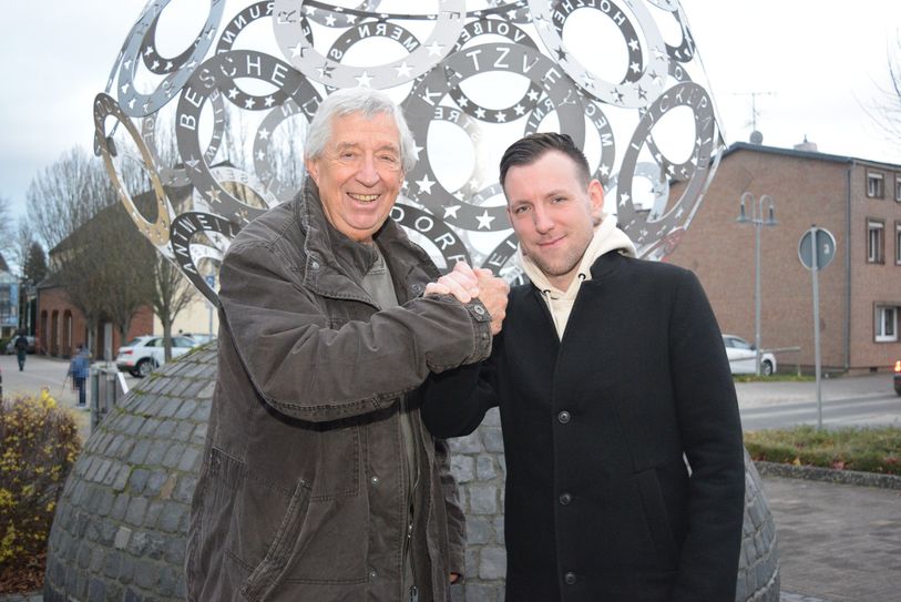 Freunde fürs Leben: Der 36-jährige Max aus Bad Münstereifel, rechts mit Hilfsgruppen-Chef Willi Greuel, war an Leukämie erkrankt. Sein Leben konnte durch eine Stammzellen-Übertragung gerettet werden. Jetzt appelliert er an die Eifeler Bevölkerung, sich am 8. Dezember für den siebenjährigen Leo typisieren zu lassen. Foto: Reiner Züll