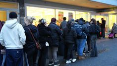 Schlange vor dem Supermarkt