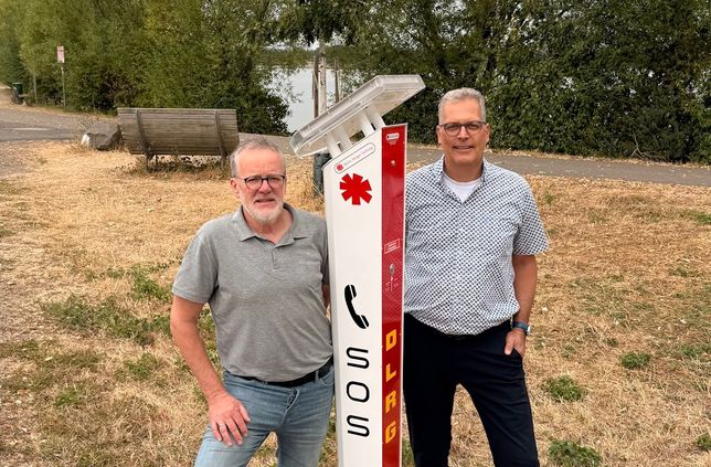 Bürgermeister Ulf Hürtgen (r.) und Ordnungsamtsleiter Werner Lorse machten sich jetzt vor Ort ein Bild von der neuen Notrufsäule am östlichen Ufer des Wassersportsees.