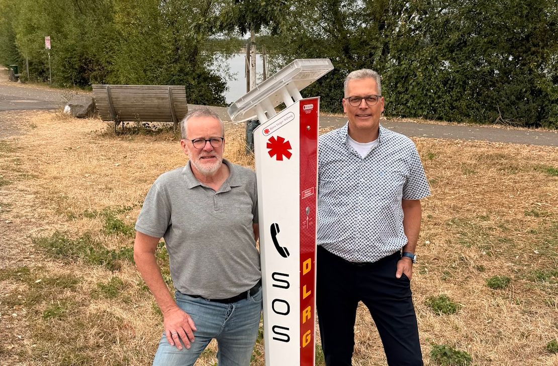 Bürgermeister Ulf Hürtgen (r.) und Ordnungsamtsleiter Werner Lorse machten sich jetzt vor Ort ein Bild von der neuen Notrufsäule am östlichen Ufer des Wassersportsees.