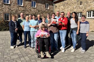 Große Freude bei der Spendenübergabe in Ripsdorf: Insgesamt 3.143 Euro haben die Ripsdorfer Vereine für das Wohnprojekt des Vereins »Selbstbestimmt Wohnen e.V.« gesammelt.