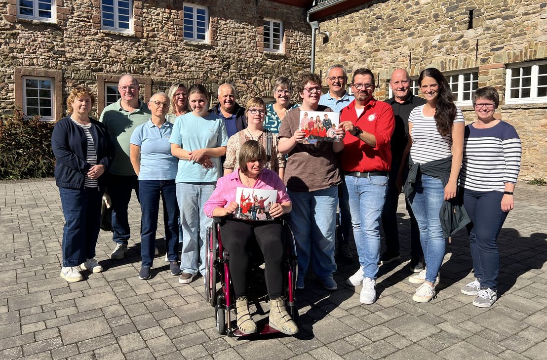 Große Freude bei der Spendenübergabe in Ripsdorf: Insgesamt 3.143 Euro haben die Ripsdorfer Vereine für das Wohnprojekt des Vereins »Selbstbestimmt Wohnen e.V.« gesammelt.