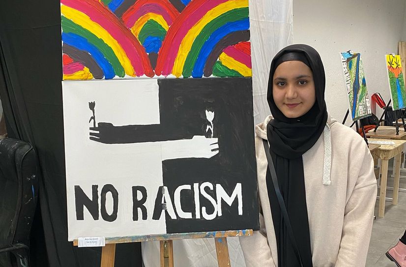 »Wenn wir alle gleich sind, sind alle Menschen auf Augenhöhe«, sagt Sara Hosseini, die ein Statement Bild malte mit dem Titel »No Racism«. 
Foto: Martina Schneider/Caritasverband Euskirchen