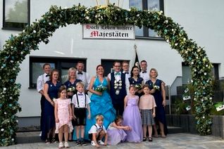 König Florian Harth mit Königin Melanie und ihr Gefolge sowie Kinderkönigin Viktoria Harth mit Gefolge.
