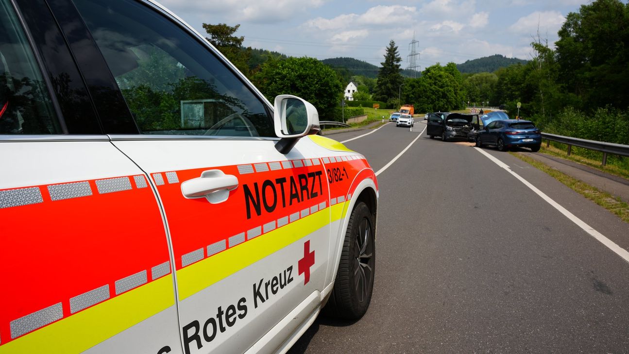Am Dienstagmittag gegen 12.15 Uhr kam es auf der Koblenzer Straße (L 46) im Trierer Ortsteil Quint zu einem schweren Verkehrsunfall. Zwei Fahrzeuge kollidierten frontal, wobei eine Frau schwerst verletzt wurde. Ein drittes Fahrzeug war ebenfalls beteiligt.