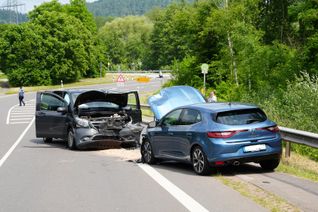 Am Dienstagmittag gegen 12.15 Uhr kam es auf der Koblenzer Straße (L 46) im Trierer Ortsteil Quint zu einem schweren Verkehrsunfall. Zwei Fahrzeuge kollidierten frontal, wobei eine Frau schwerst verletzt wurde. Ein drittes Fahrzeug war ebenfalls beteiligt.