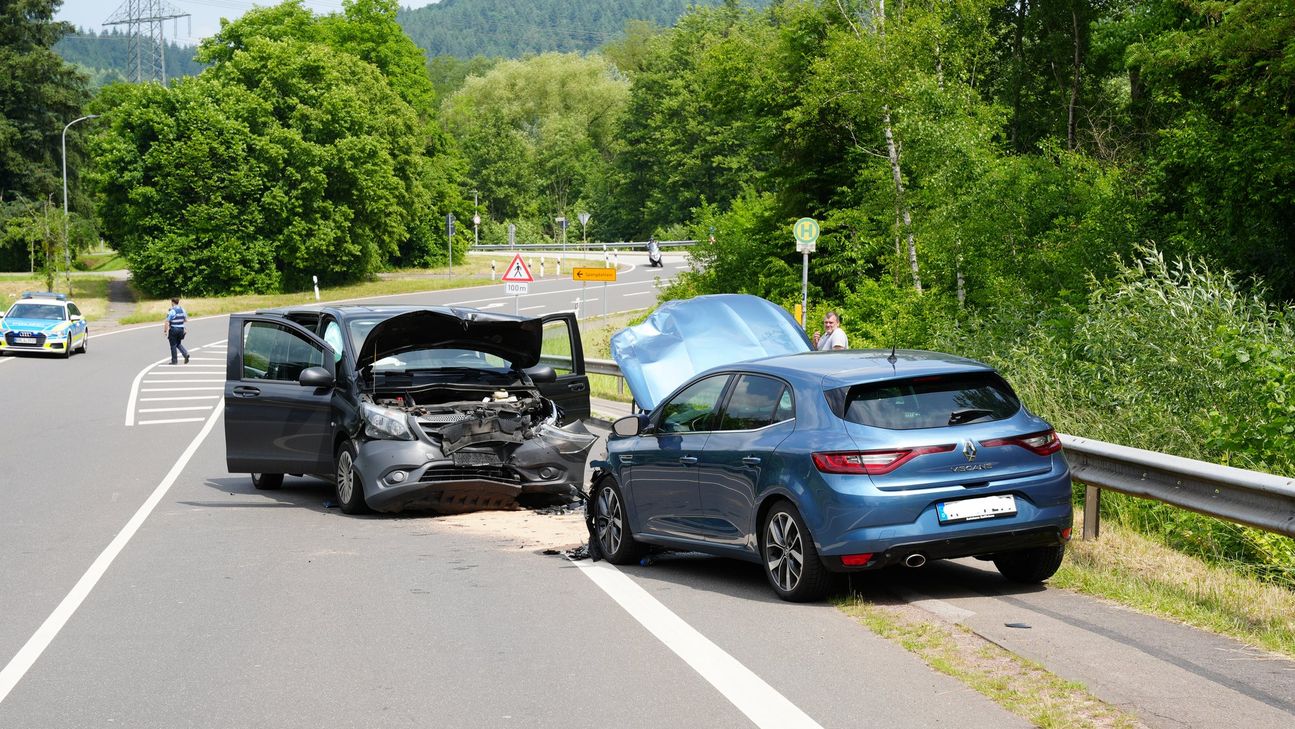 Am Dienstagmittag gegen 12.15 Uhr kam es auf der Koblenzer Straße (L 46) im Trierer Ortsteil Quint zu einem schweren Verkehrsunfall. Zwei Fahrzeuge kollidierten frontal, wobei eine Frau schwerst verletzt wurde. Ein drittes Fahrzeug war ebenfalls beteiligt.