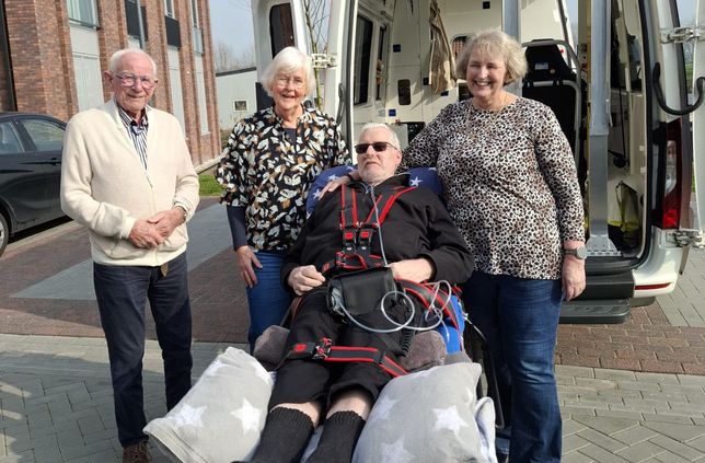 Frans Tichelaar (Mitte) und seine Frau Ingrid (rechts) auf seiner Wunschfahrt in seine Heimat in den Niederlanden.